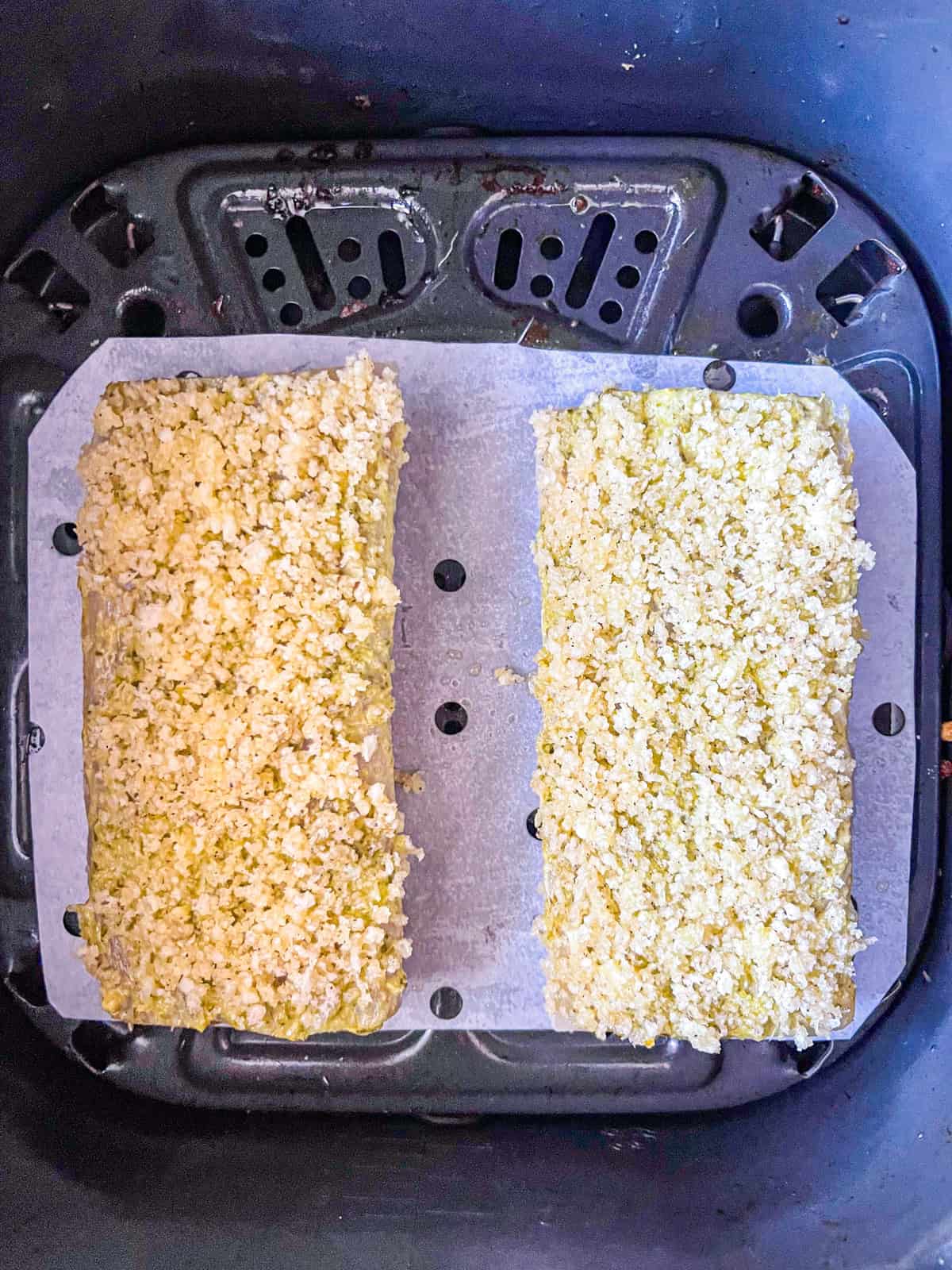 Deux filets mahi mahi en friteuse à air.