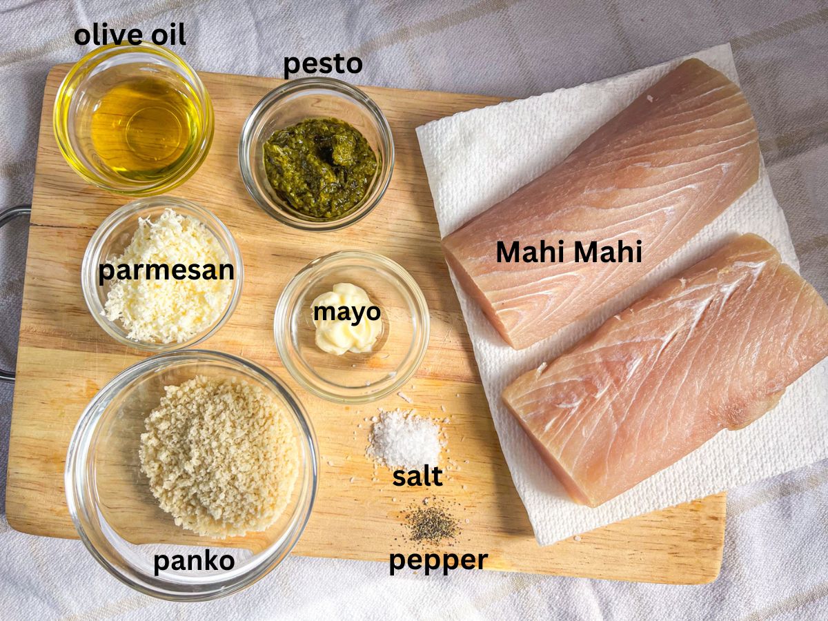 ingrédients pour la recette disposée sur la table et étiquetée.