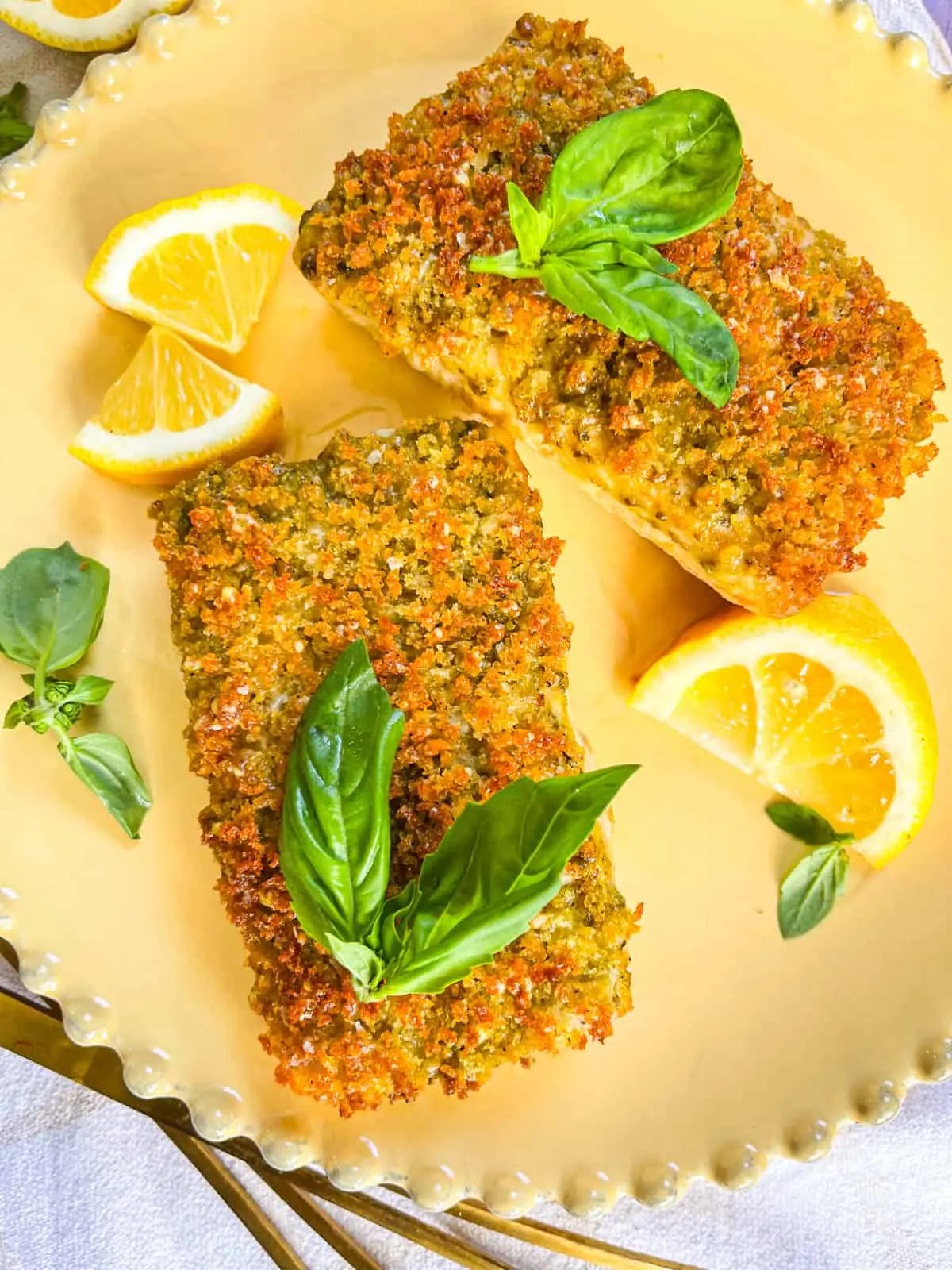 Mahi-mahi servi avec citron et basilic