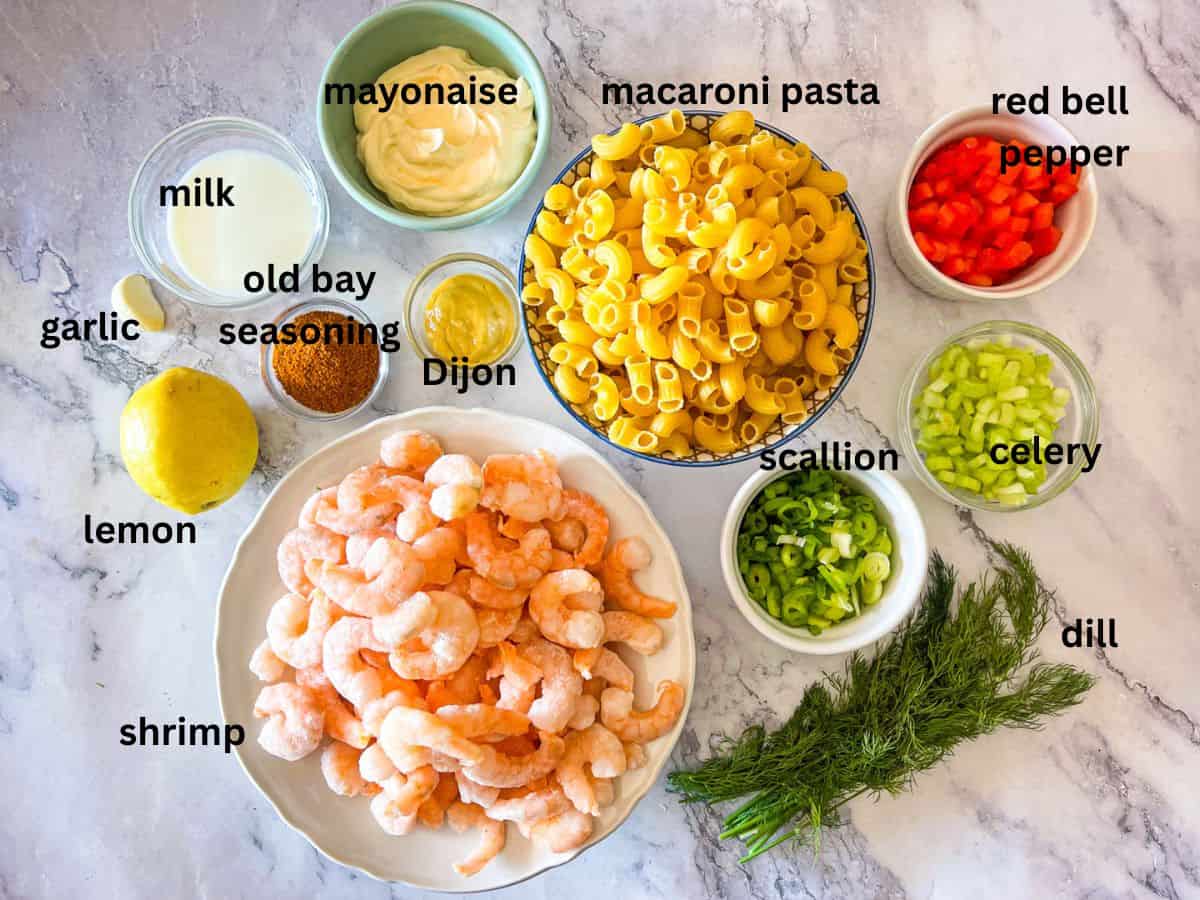 Ingrédients pour salade de pâtes à crevettes sur une table.