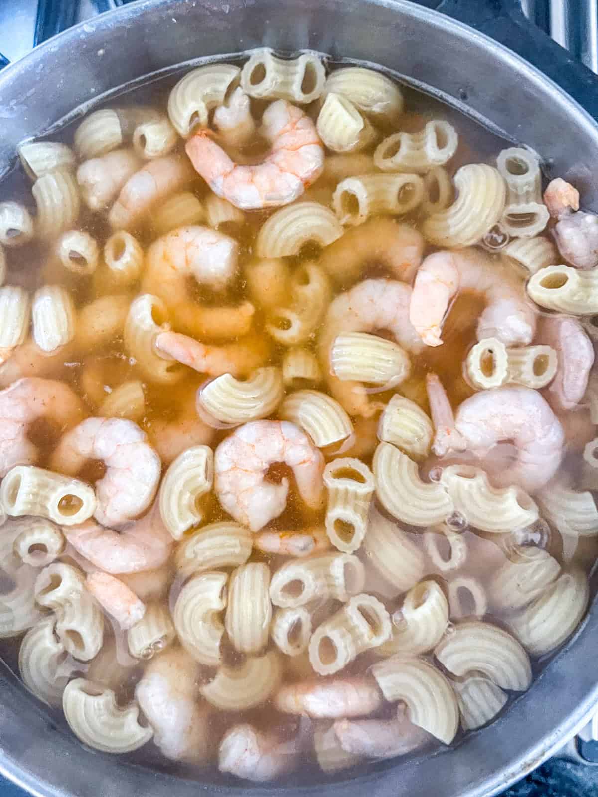 Bouchard de crevettes dans l'eau de pâtes.