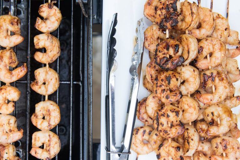 Brochettes de crevettes au miel et à l'ail