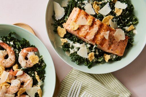 César au chou kale et saumon grillé