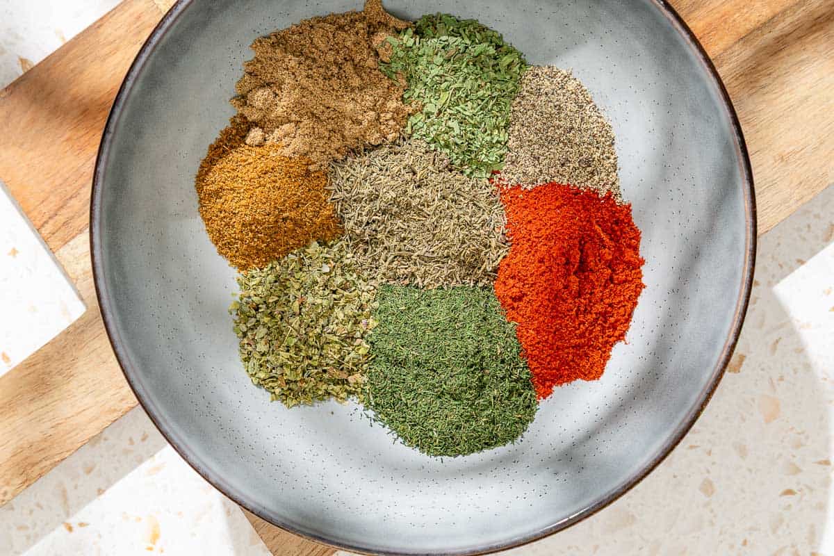 Les ingrédients du poisson assaisonnant dans un bol juste avant d'être mélangé.