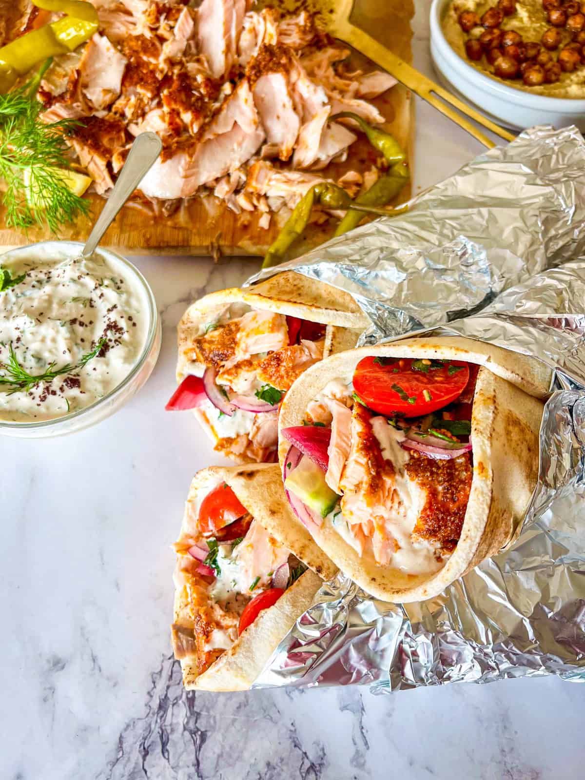 3 Salmon Shawarma enveloppe sur un plateau de Shawarma.