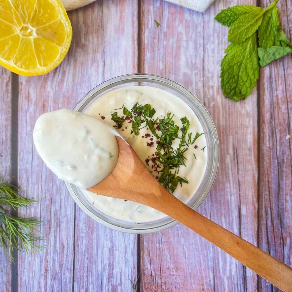 Sauce shawarma dans un bol