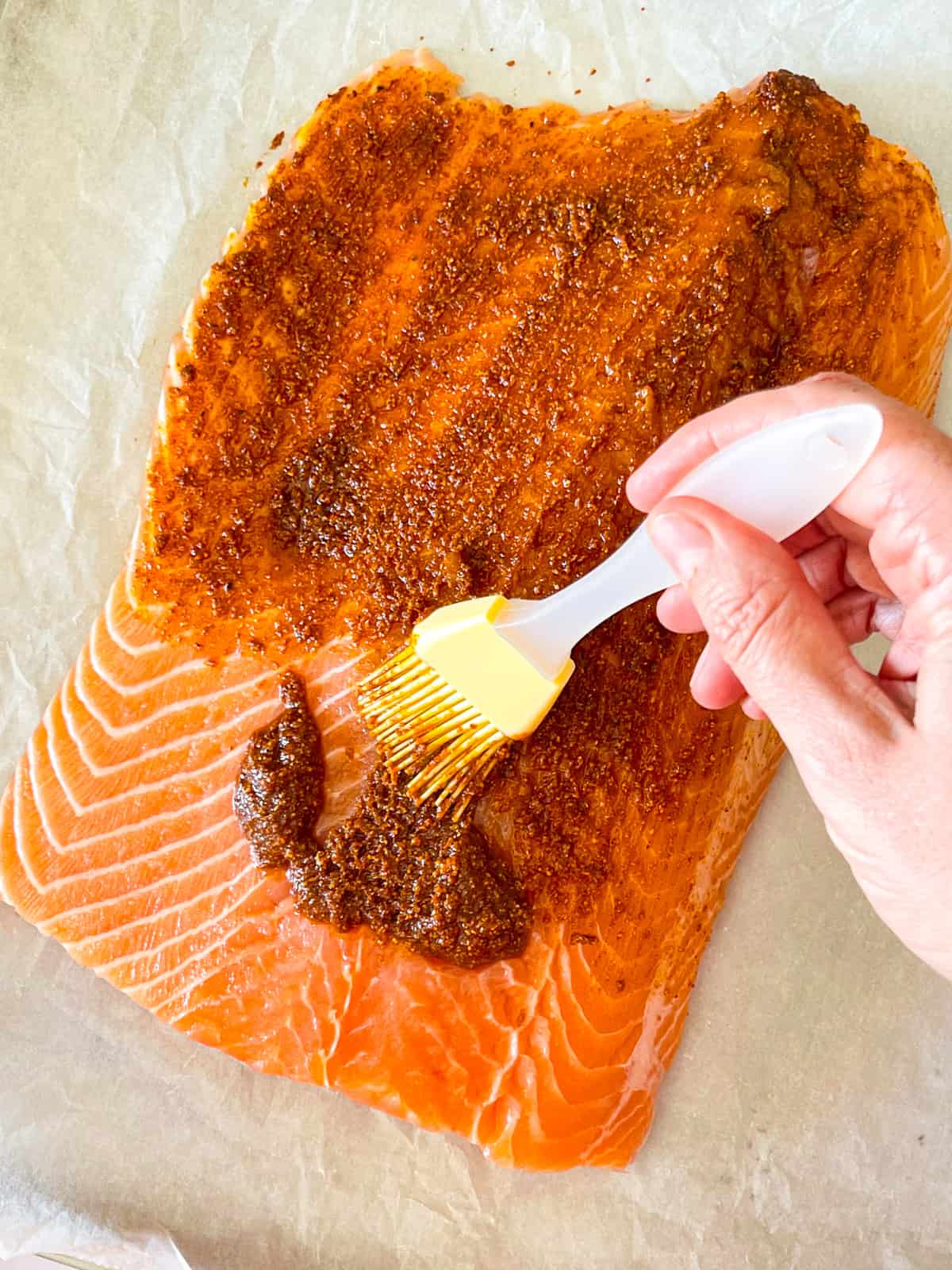 pâtisserie brossage de pâte d'épices sur un côté de saumon