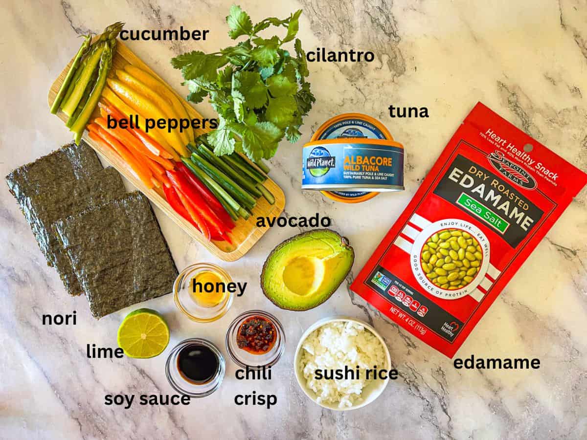 Ingrédients pour le thon de sushi enveloppant sur une table.