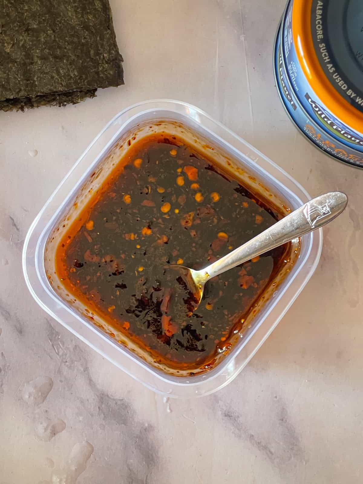 Sauce pour la recette dans un récipient.