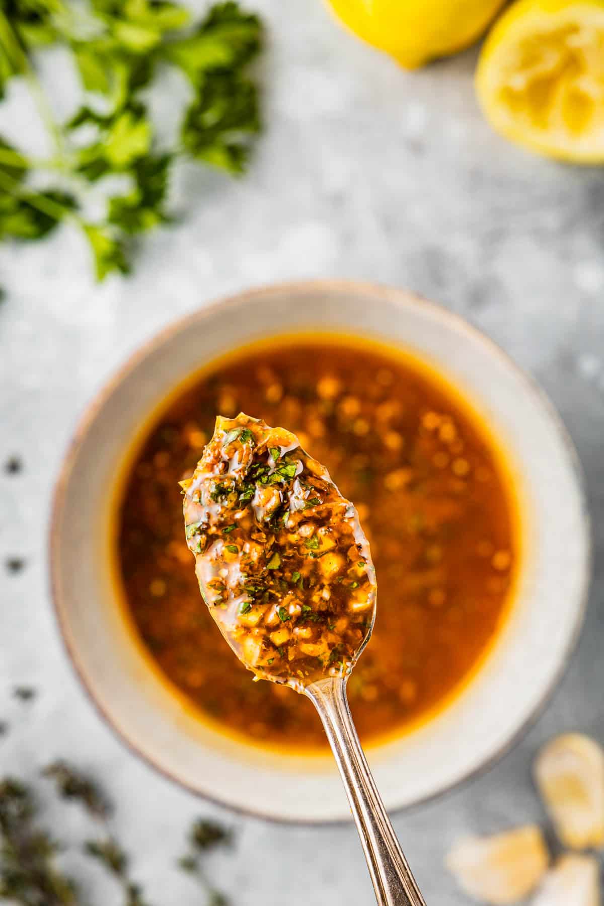 Cuillerée de marinade de poulet grec.