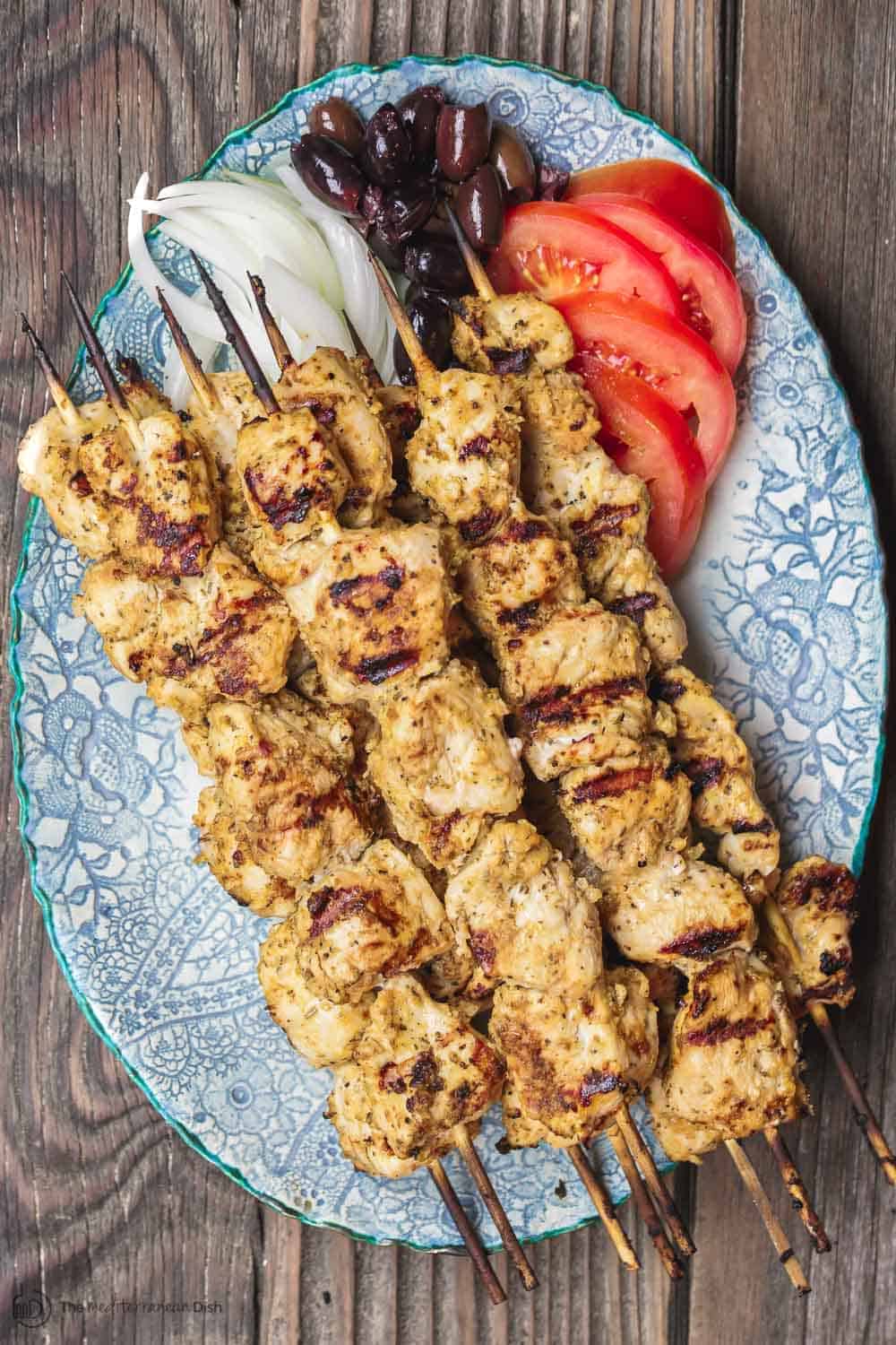 Cette recette de Souvlaki au poulet maison vous emmène dans les rues d'Athènes! Complet avec la meilleure marinade Souvlaki; instructions pour les grillades intérieures ou extérieures; Et quoi servir avec votre Souvlaki. Recette de ThemeDiterranEandish.com #GreekFood #Souvlaki #Kebab #KABOB #CHICKENSOUVLAKI #CHICKENKABOB #MeDiterraneanFood #MeDiterraneandiEt #MediterraneanRecipe #GildChicken
