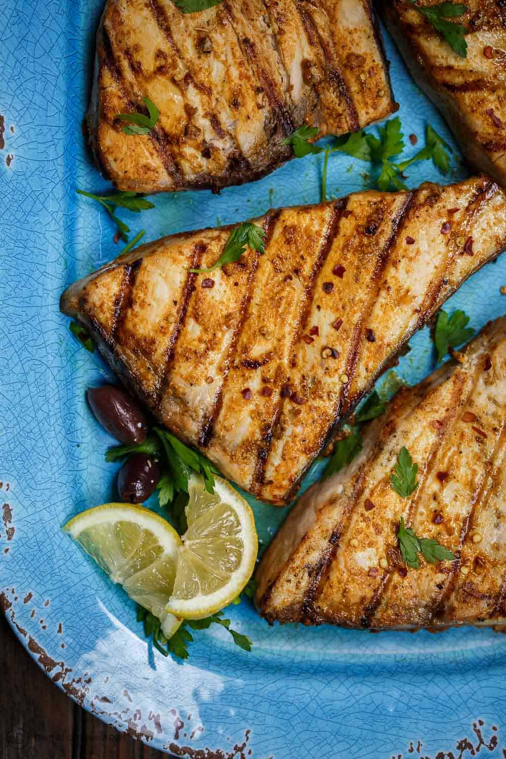 poisson d'épée grillé avec un côté de limes