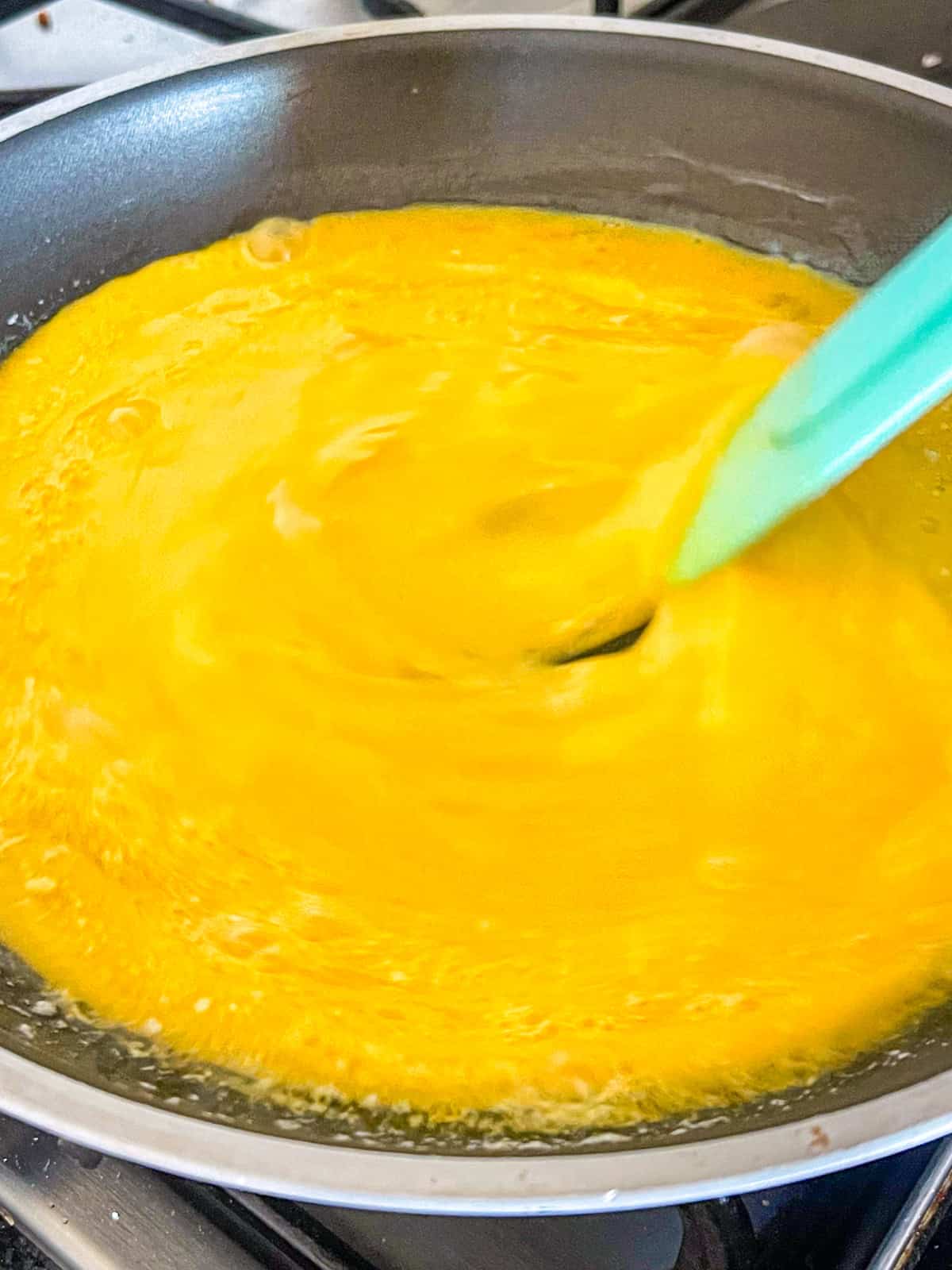 Les œufs commencent à cuire dans la poêle.