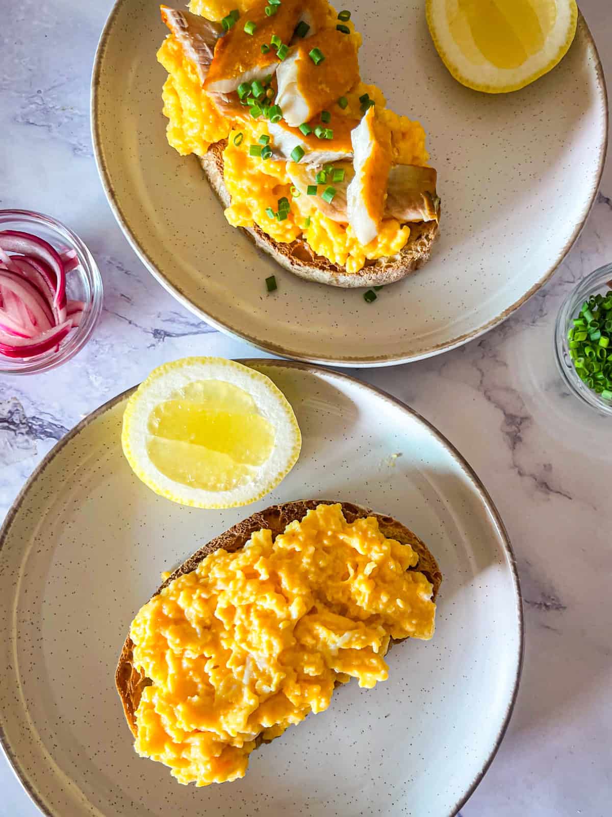 Des œufs brouillés empilés sur deux morceaux de pain grillé.