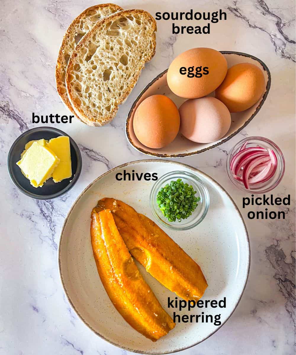 Ingrédients pour kippers et œufs brouillés sur une table.