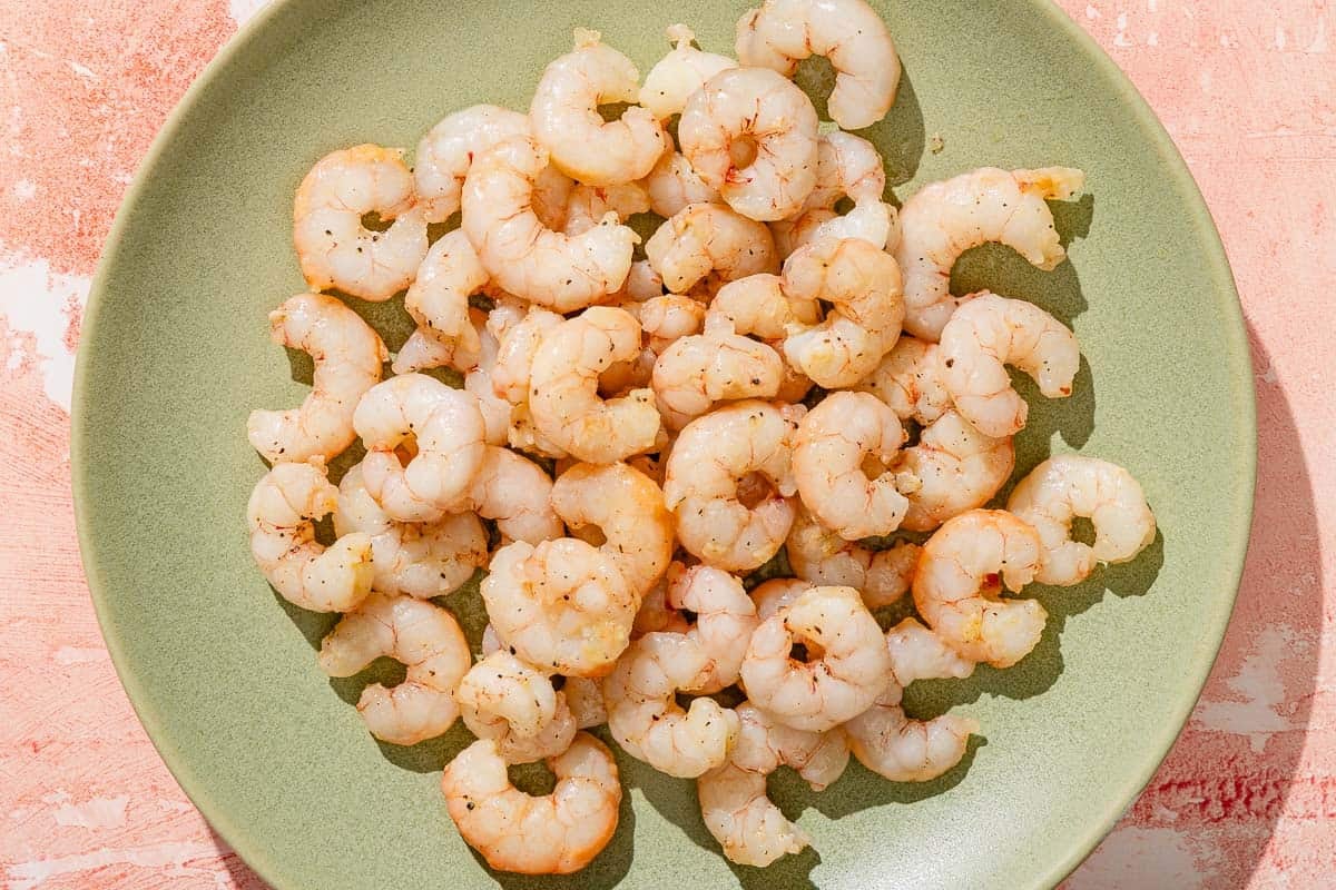 Les crevettes cuites sur un plateau.