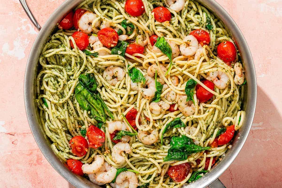 Pâtes de pesto de crevettes dans une poêle à grande échelle.