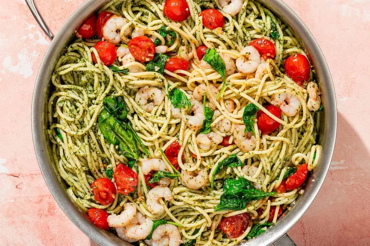 Pâtes mélangées au pesto et aux crevettes