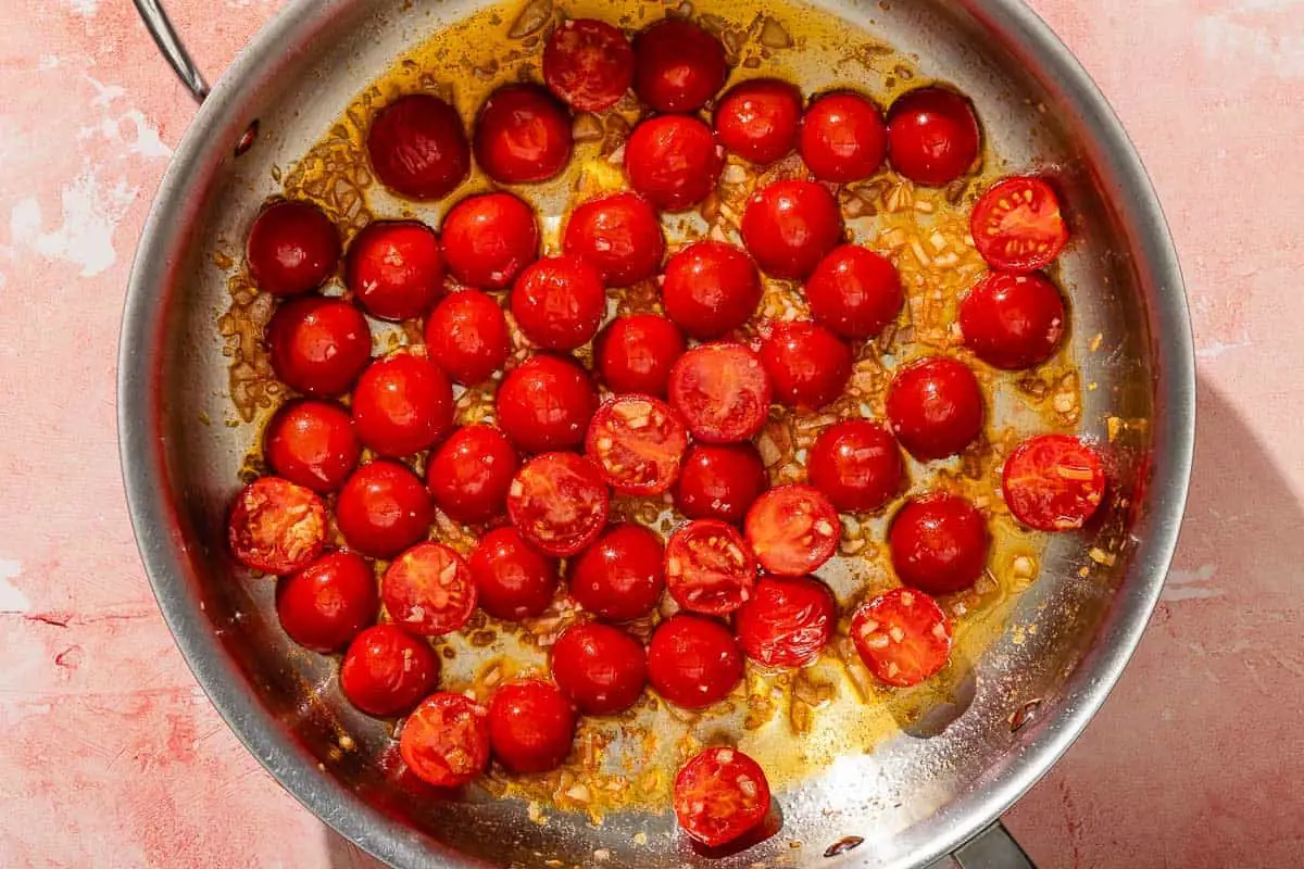 Tomates cerises et épinards dans la poêle