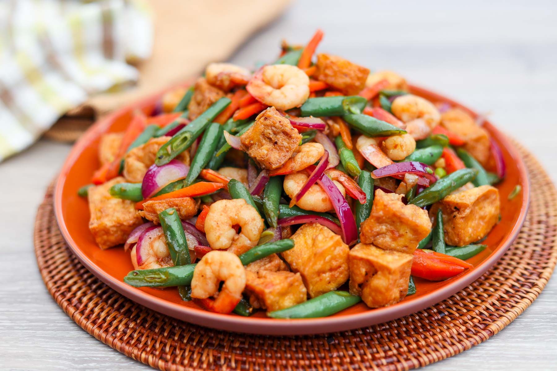 Tofu frits, crevettes et haricots verts