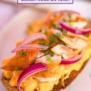 Kippers sur des œufs brouillés et toast garni d'oignons marinés.