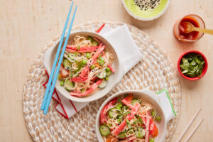 Satisfaire les envies de sushi avec cette salade de Surimi facile et épicée