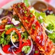 Saumon grillé sur une salade.