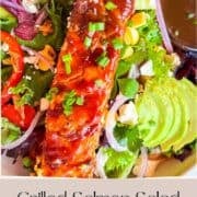 Saumon barbecue grillé sur une salade.