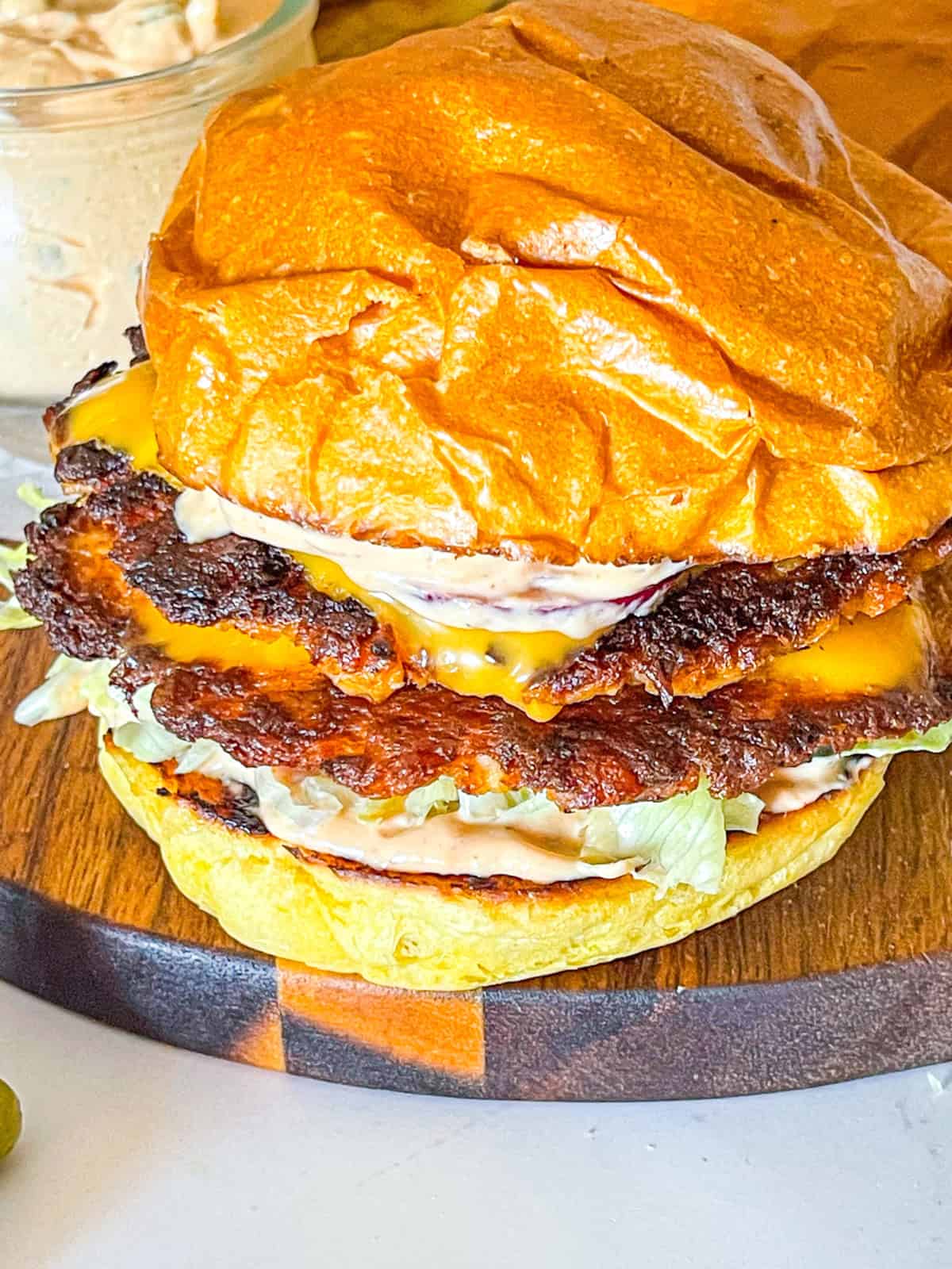 Burger de saumon sur un plateau.