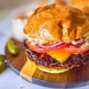 Burger en conserve de saumon sur un plateau.