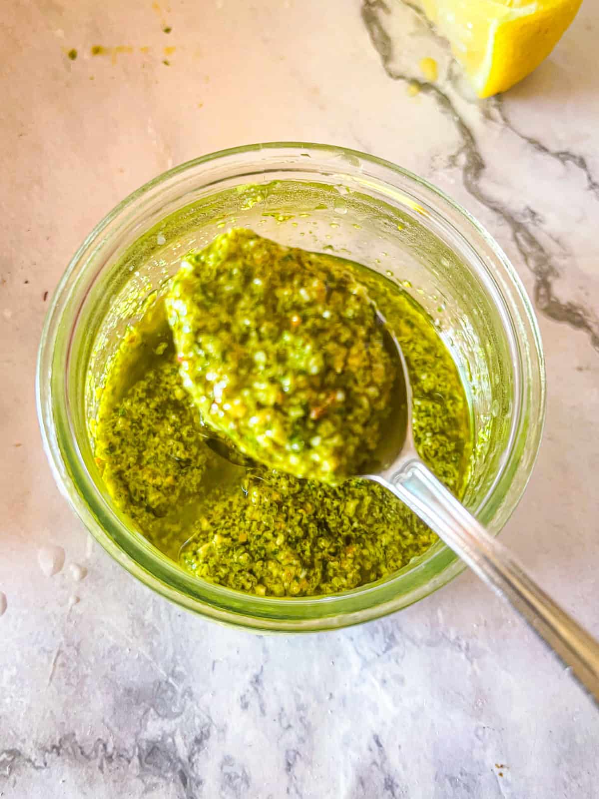 Pesto dans un bol.