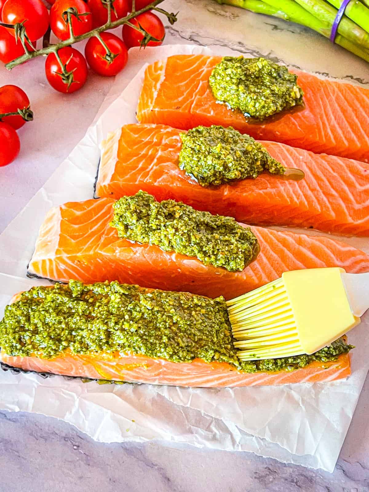brosser le pesto sur quatre filets de saumon.