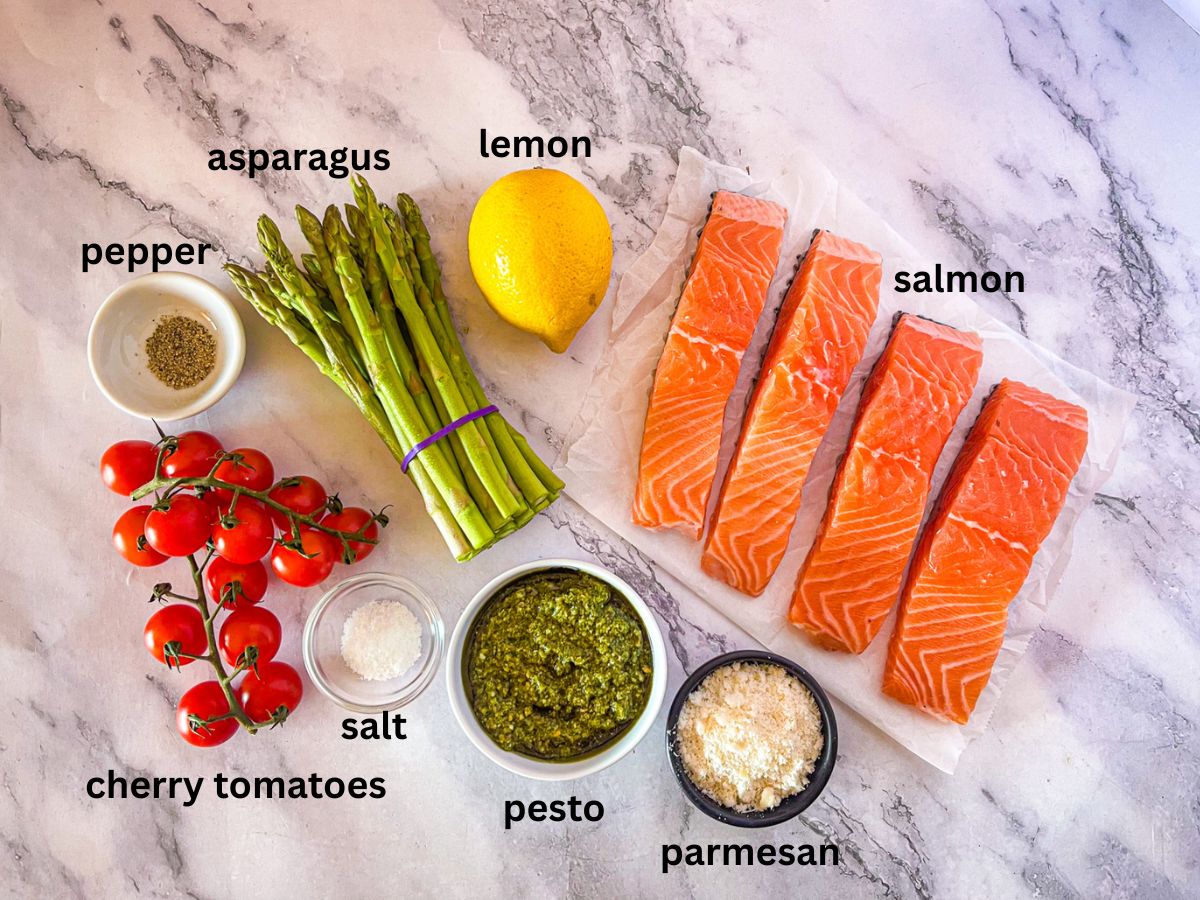 Les ingrédients pour le saumon de pesto disposés sur une table et étiquetés.