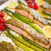 Pesto Saumon sur un plateau avec des tomates cerises et des asperges.