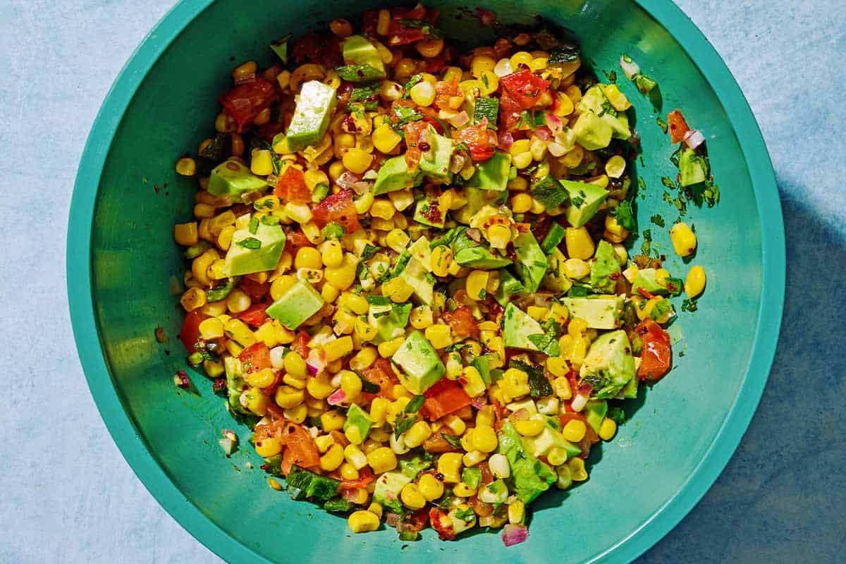 La salsa de maïs sucré dans un bol à mélanger.