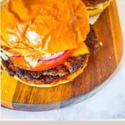 Burger de saumon sur un plateau.