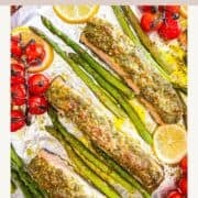 Pesto Saumon sur un plateau avec des tomates cerises et des asperges.