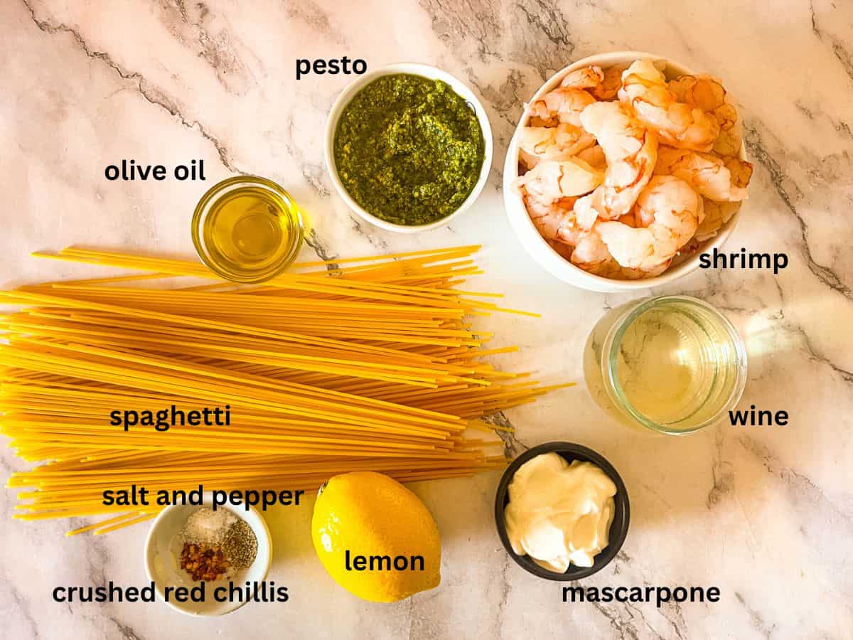Ingrédients pour pâtes à pesto spaghetti sur la table. 