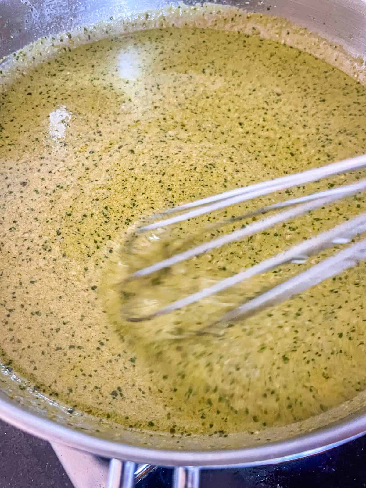 Sauce fouettée dans la poêle.