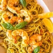 Pâtes de crevettes à pesto dans un plateau.