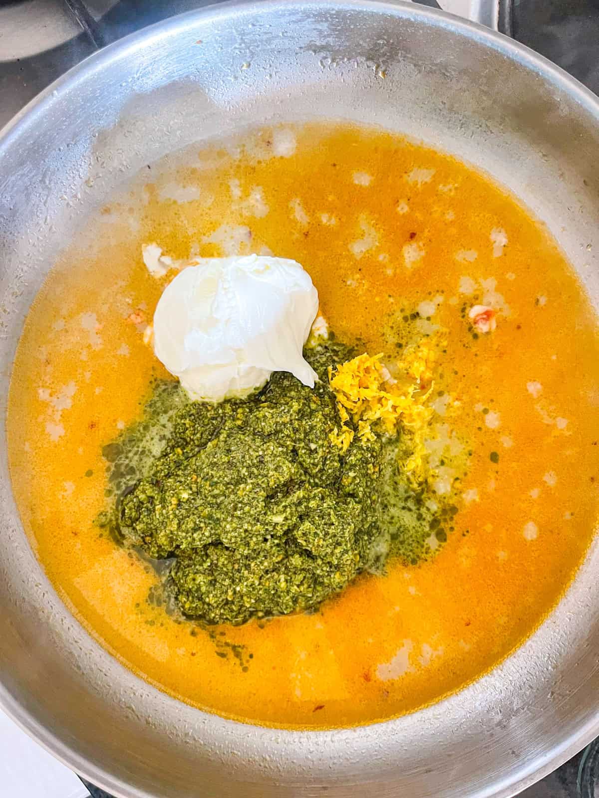 Ajouter l'eau de pâtes progressivement à la sauce jusqu'à ce qu'elle soit suffisamment lâche pour enrober chaque brin, maintenez la chaleur à la baisse lorsque vous faites la sauce pour empêcher le mascarpone de se casser.