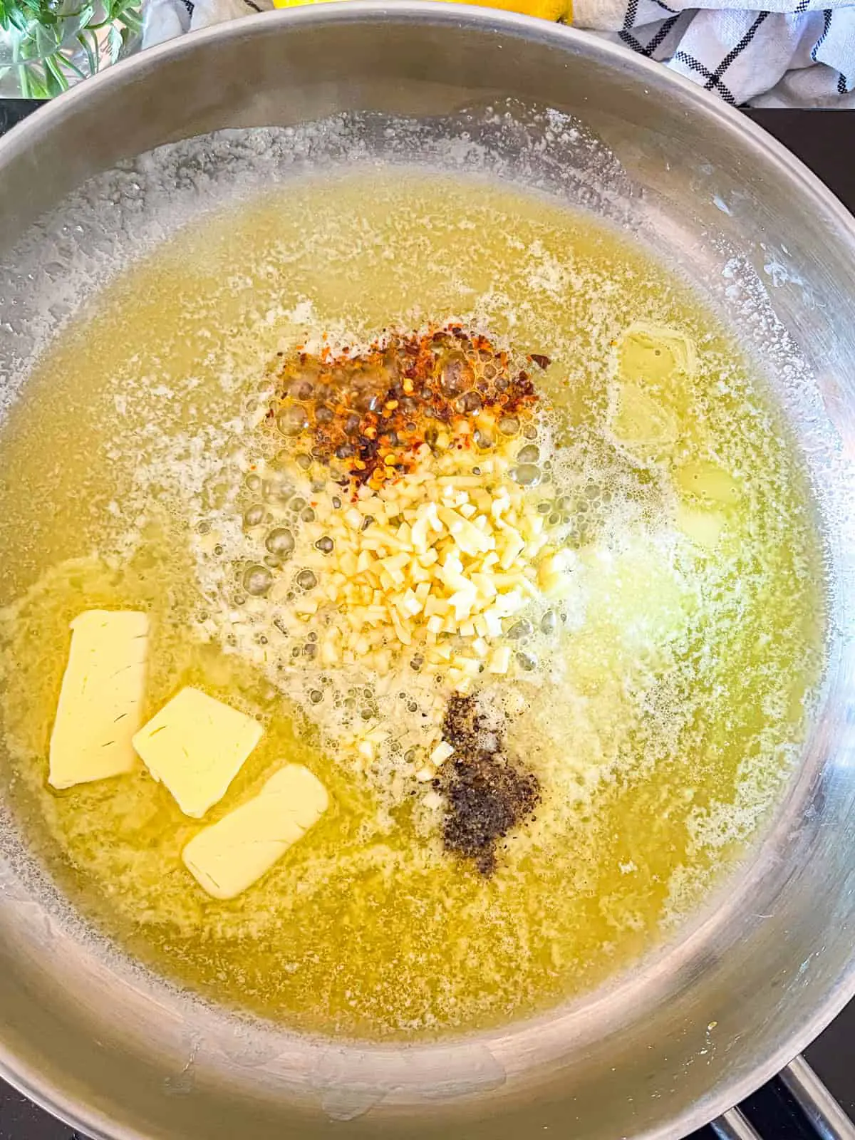 Beurre fondu, ail et épices dans la poêle