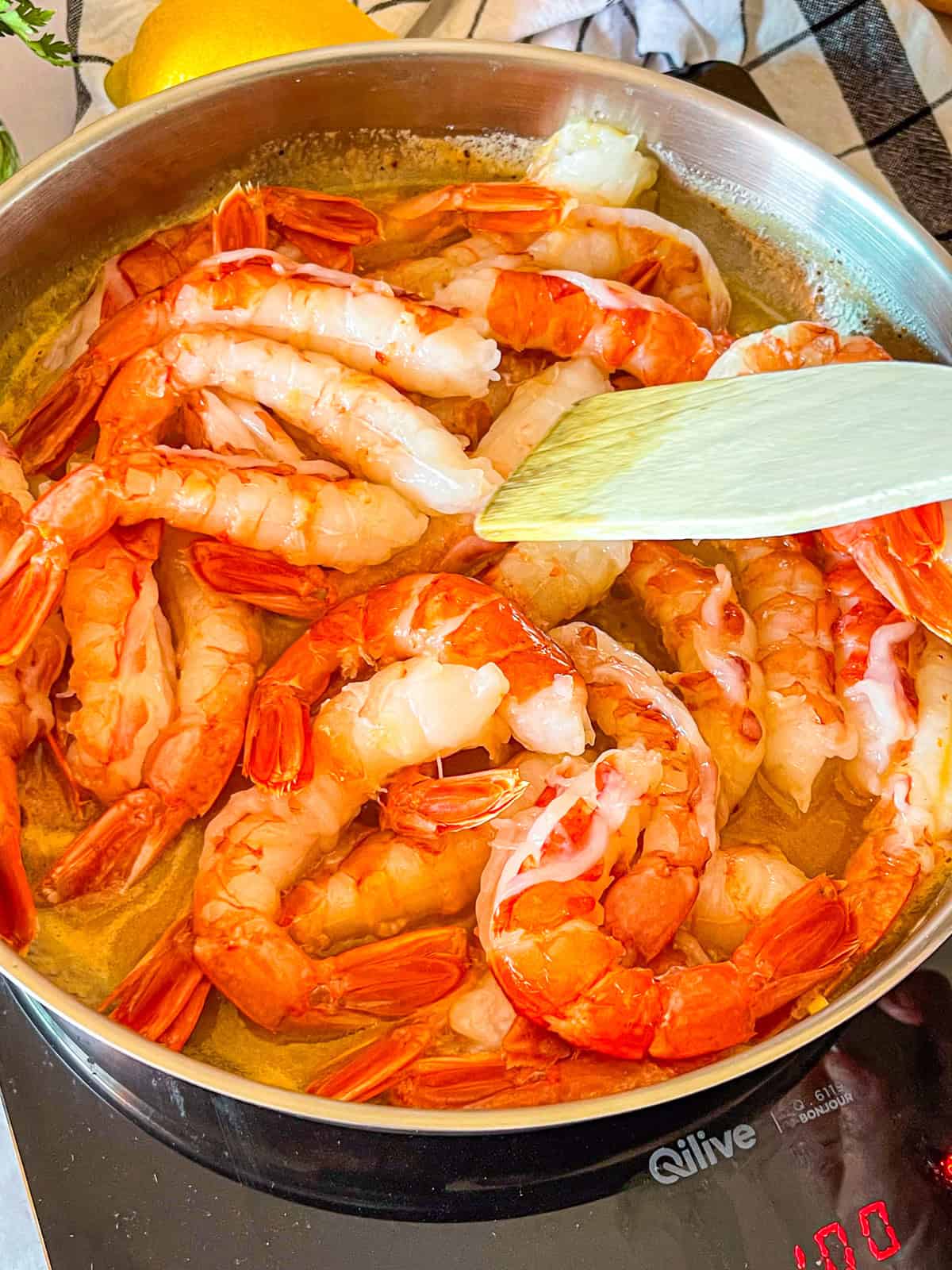 Les crevettes ajoutées à la poêle.