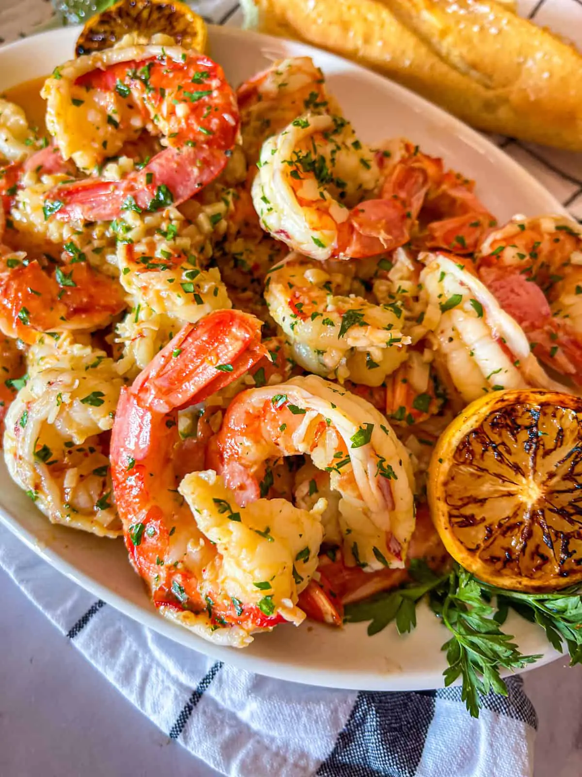 Scampi de crevettes servi avec du pain croustillant