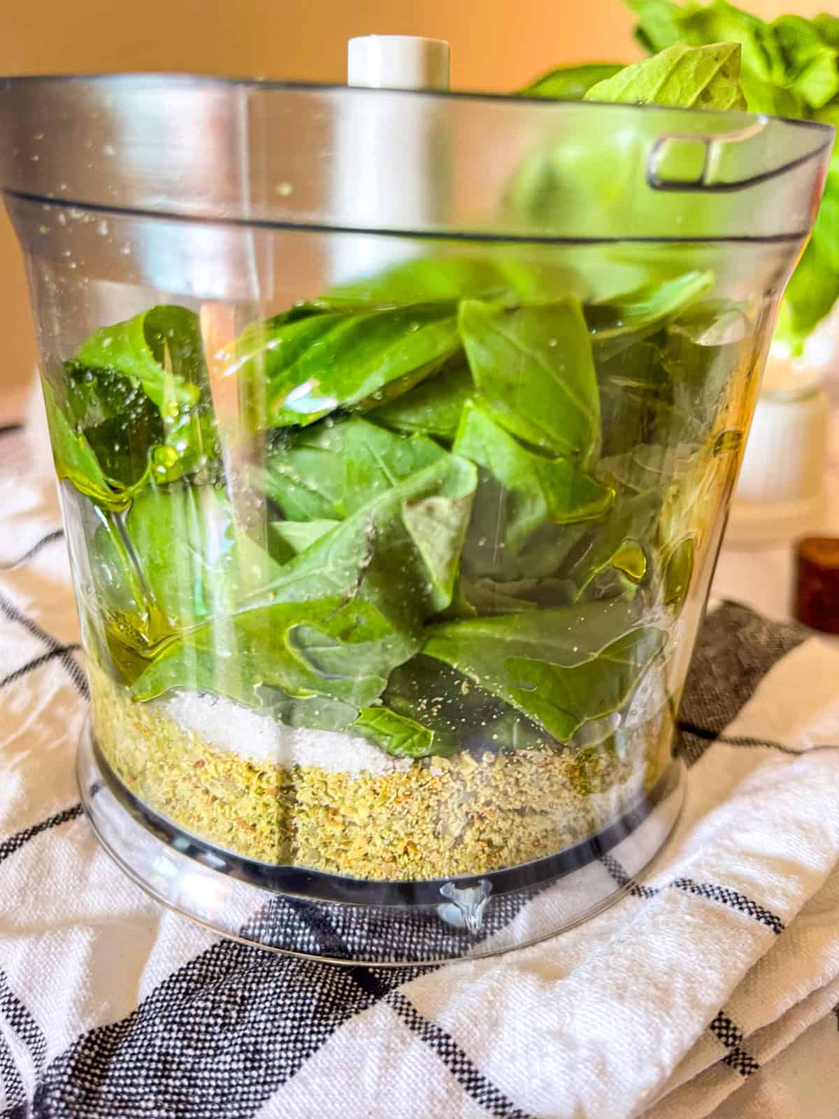 Basilic frais dans le robot culinaire avec edamame moulu.