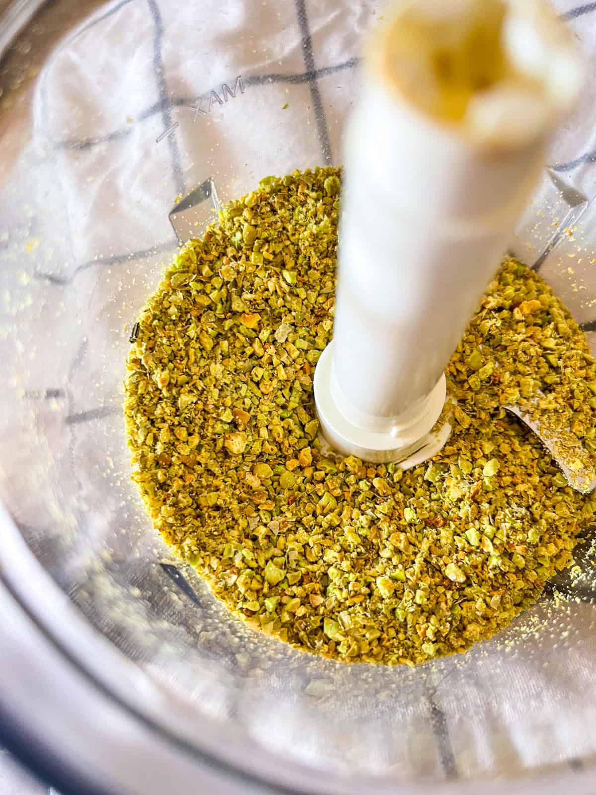 Edamame et ail traités dans le processeur.