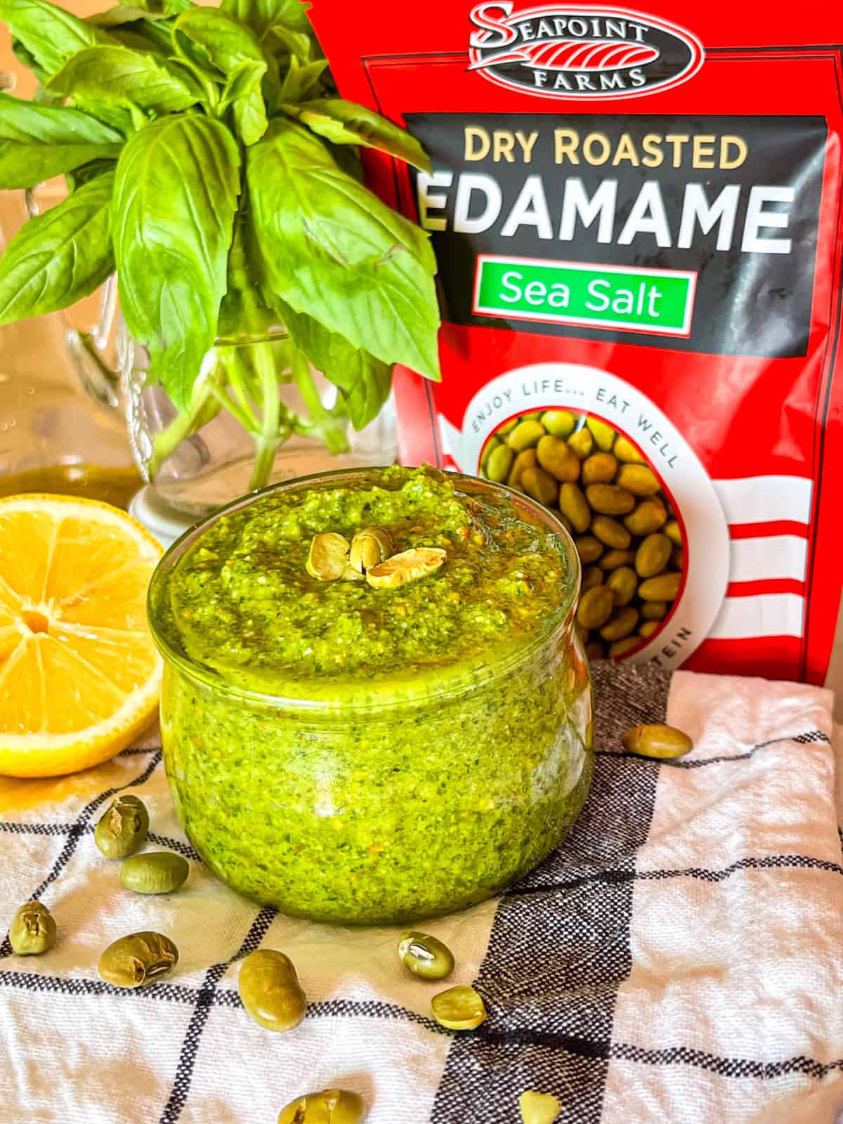Pesto edamame dans un pot garni d'edamame rôti à sec.