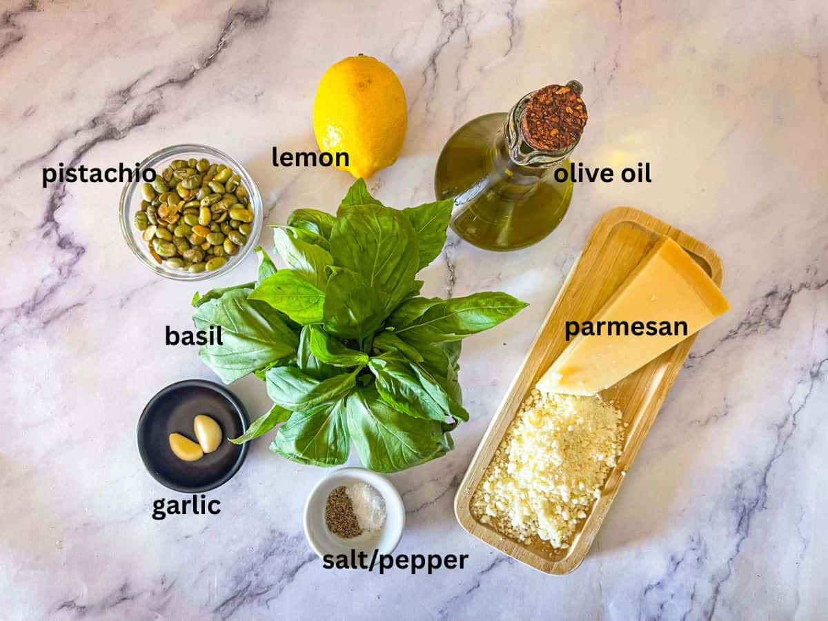 Ingrédients du pesto sur une table.