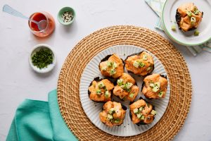 Vous devez essayer ces tasses de sushi à saumon cuites au four