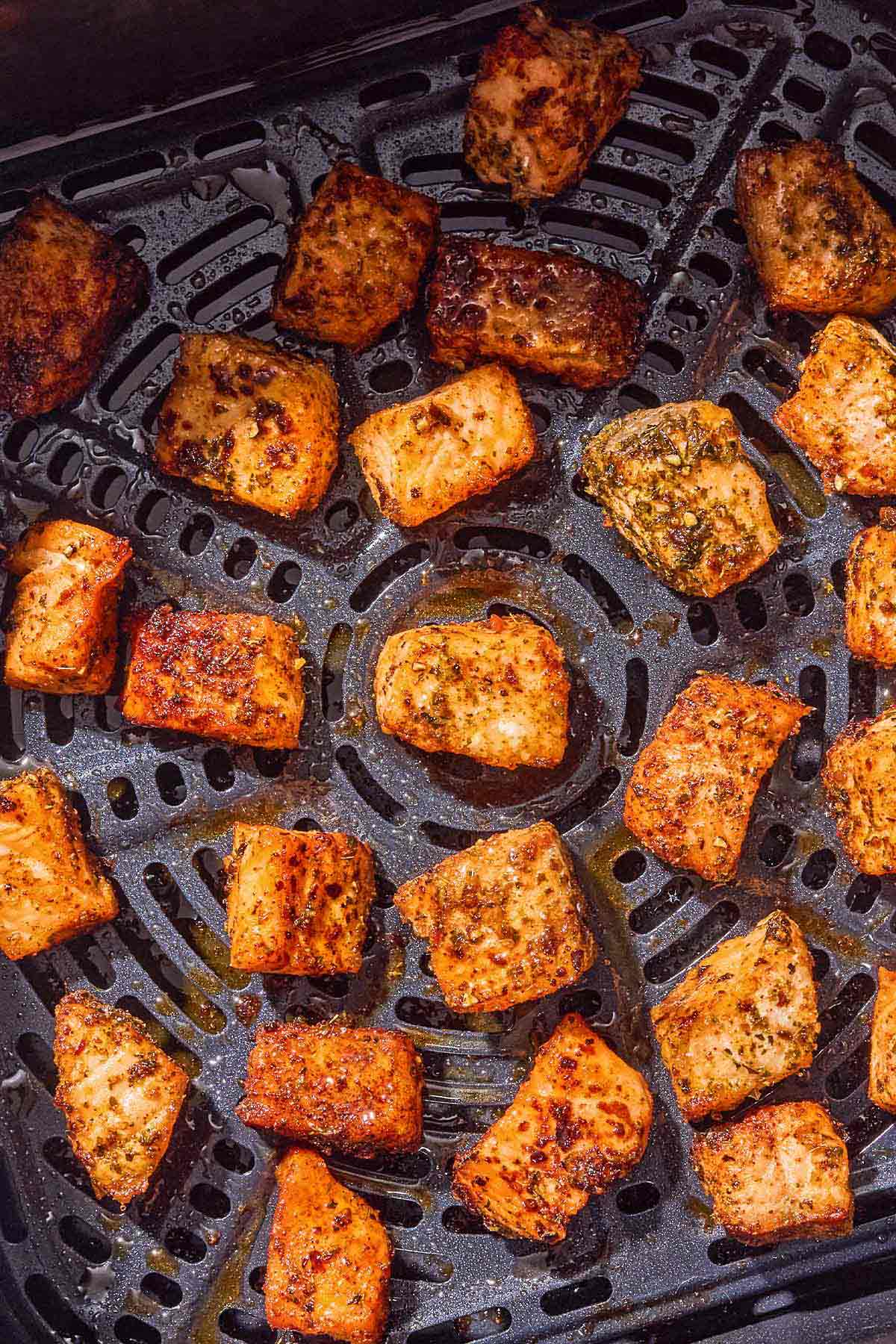 Le saumon de friteuse à air mord dans un panier de friteuse à air.